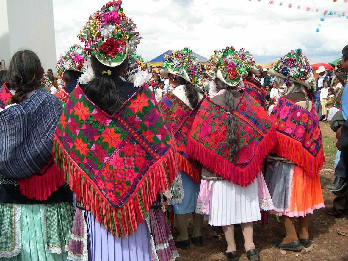 4- 2006-07-01 Sa Danza de Pastoras La Mesa de Tepeolulco munic Temascalcingo Fiesta San Pedro quexquemitls geom pollo venado Mazahua